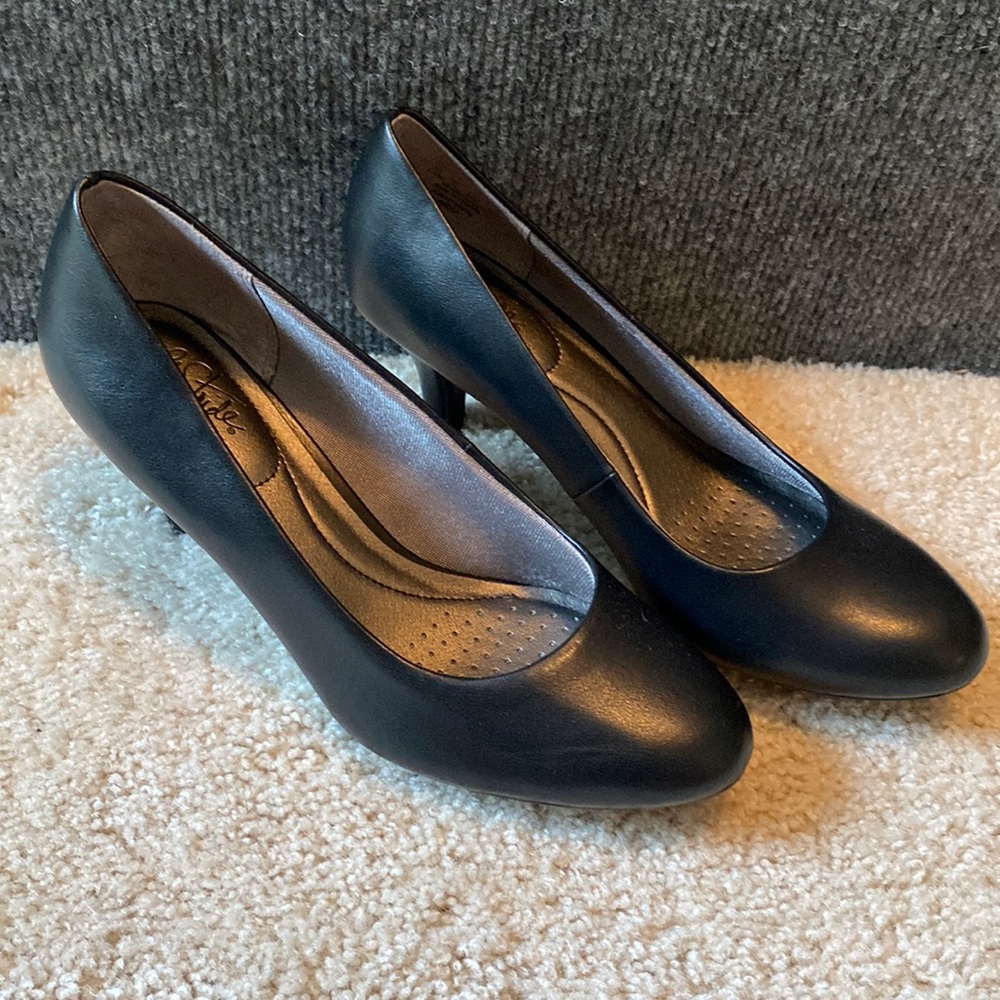 Life Stride shoes never worn size 7.5- scratch on left shoe- priced accordingly